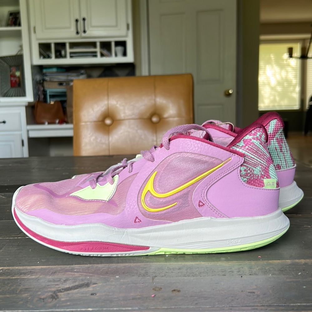 Kyrie Low 5 Basketball Shoe